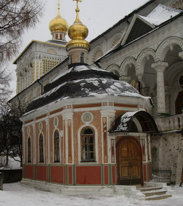 Михеевская церковь, а за ней Трапезная палата с церковью Преподобного Сергия