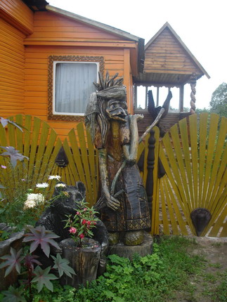 Деревянные скульптуры в д.Селино