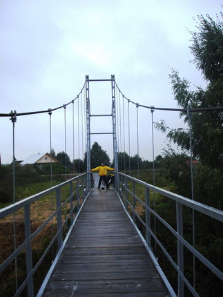 Вантовый пешеходный мостик через речку Шоша