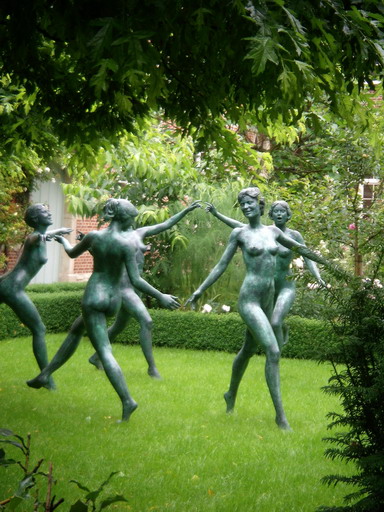 Мехелен. Девочки в саду.