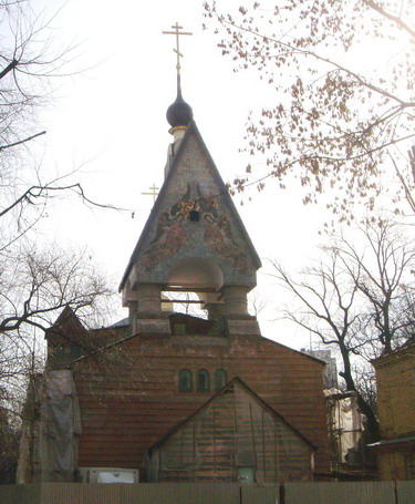 Церквушка-теремок во дворе школы в Токмаковом пер.