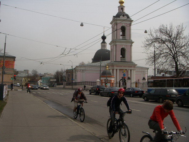 не далек промежуточный финиш. Впереди розовая церковь Николая Чудотворца в Покровском