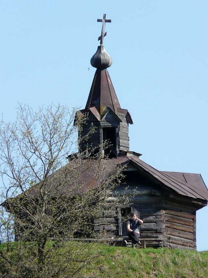 Старинная деревянная церковь на высоком берегу Волги-матушки