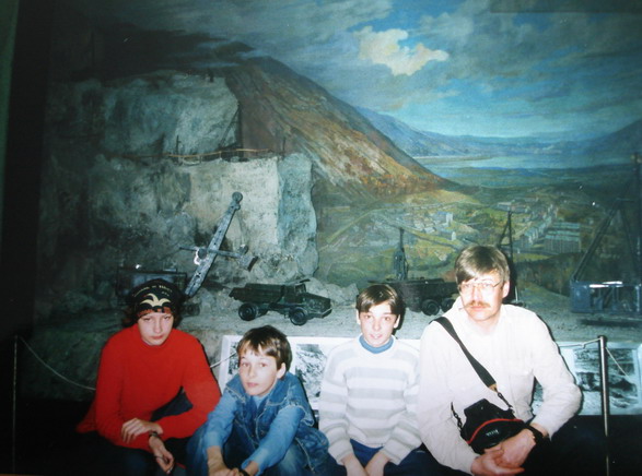 Лена, Матвей, Коля и Кирилл в Геологическом музее. За ними макет шахты.