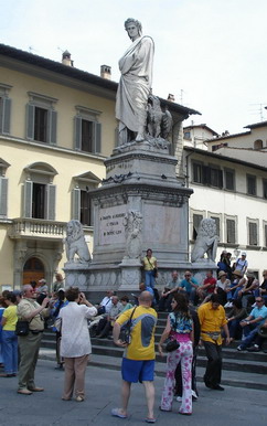 Статуя Данте Алегьери - излюблинное место встреч тургрупп