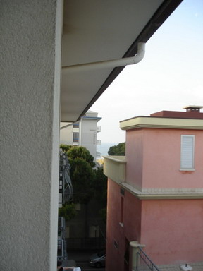 где-то вдали виднеется море (вид с балкона) Лидо ди Езоло