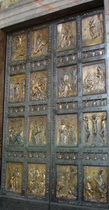 Золотые Врата в соборе Святого Павла. Они открыты лишь один день раз в 25 лет. Кто пройдет через них автаматически олучает индульгенццию.