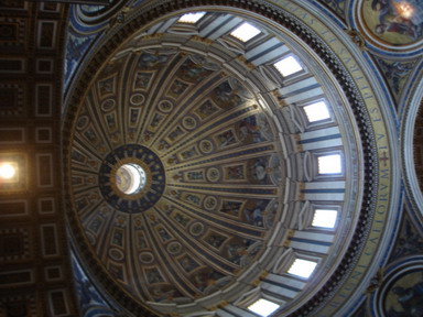 Купол собора св.Павла. Буквы которые вы видите двухметровой высоты, а над буквами идет галерея по которой нескончаемым потоком идут люди 