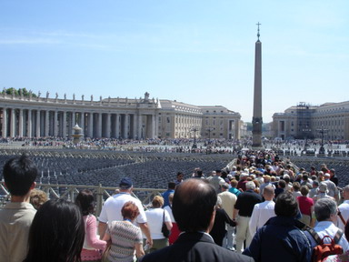 Площадь перед собором св.Павла. Она вся увставлена стульями. Ведь каждую среду здесь читает проповедь сам папа Римский