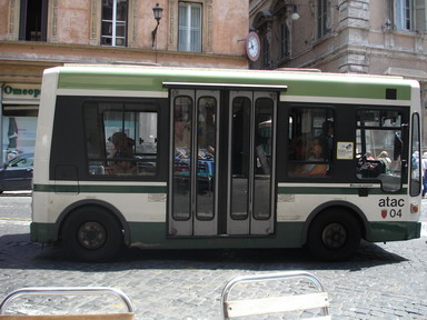 По центру Рима ездят маленькие автобусики. Им легче протискиваться по забитым улицам "Вечного города".