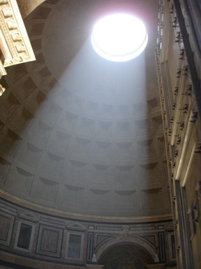Окно в куполе Пантеона прекрасно освещает внутреннее  строгое убранство