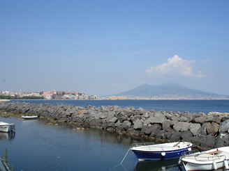 С набережной Неаполя хорошо виден везувий
