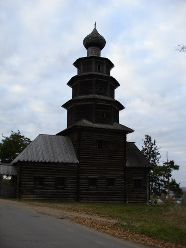 Старая деревяная церковь на окраине Торжка