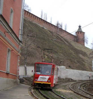 Интересно смотрится трамвай на фоне древних кремлёвских стен