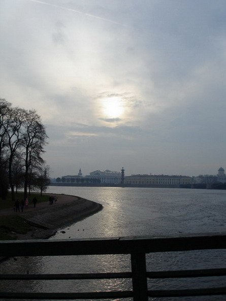 Нева с мостика ведущего в Петропавловскую крепость