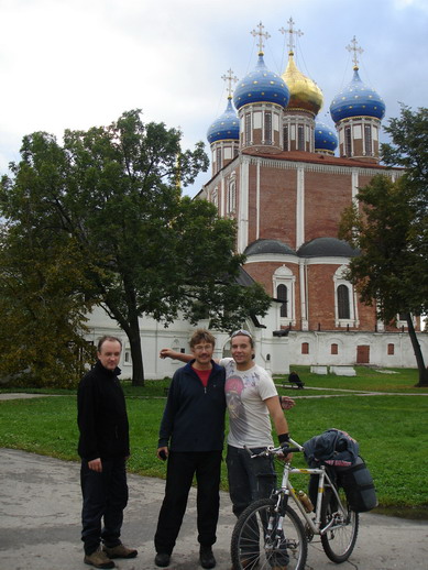 В кремле трое загулявших велосипедистов