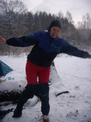 Наташка демонстрирует красные лыжные штаны.