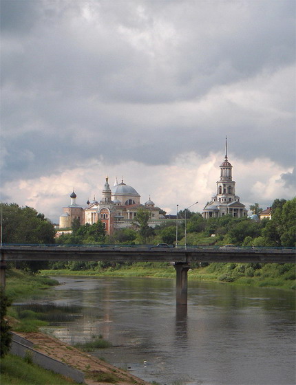 Мост через Тверцу в г.Торжок. Позади Борисоглебский монастырь