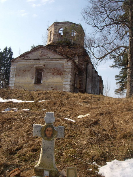 развалившаяся церковь в д.Бор