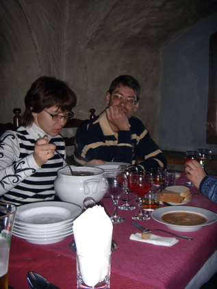 Наташа разливает суп в ресторане "Круглая Башня"